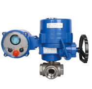 电动三通球阀可根据工况选配配普通型电装或是防爆型电动，连接方式有螺纹、法兰或是卡箍等选用，可以选用AC110V、AC220V、AC38OV或AC24V、DC24V电源电压作动力，接受工业自动化仪表控制系统输入的(4-20mA)自流信号或自压信号，即可控制运转，实现对工艺介质的比例调节或二位切换控制。三通球阀是综合国内外先进技术而开发的新型三通切换型调节阀。标准球芯有L型三通双口孔种，改变球芯与管道的相对角度，可以对三支管道流体实现不同的组台控制；T型孔道可起配比作用，适用于液体、气体、蒸汽等介质的配比调节与控制。